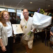 Doetinchem-Wethouder Rosa Giesen huldigt wereldkampioen artistie