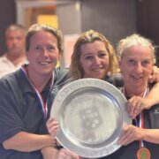 Landsfinale-winnaar-NK-Damesbeker-Renate-Geluk-Yvonne-van-der-Zee-Myra-Erpeka-via-Martin-van-Beusichem